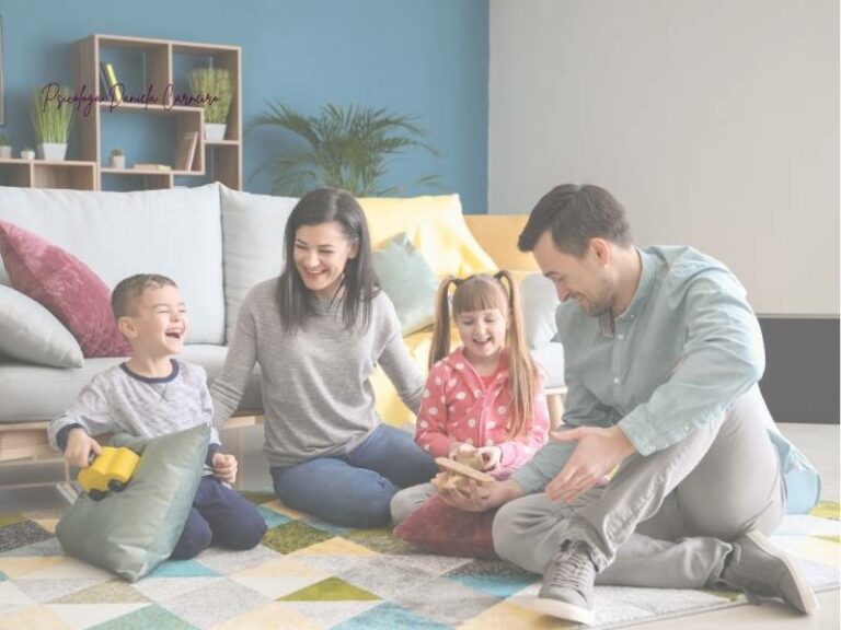 Pai e mãe brincando com os filhos