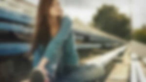 Pessoa refletindo sobre a importância de priorizar a si mesma