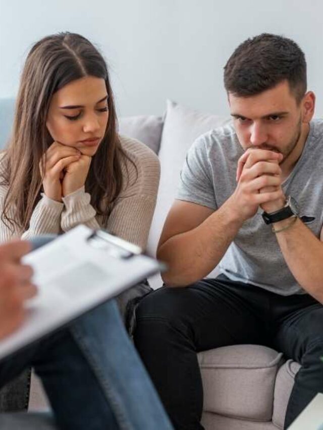 Casal fazendo terapia presencial.