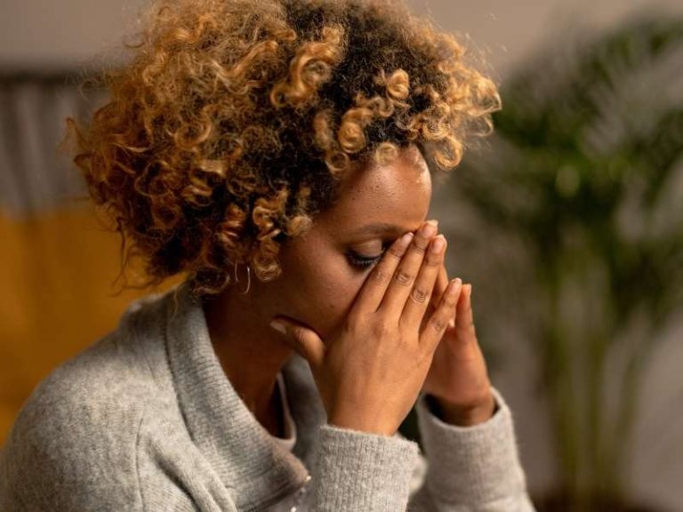 Mulher preocupada com ansiedade.