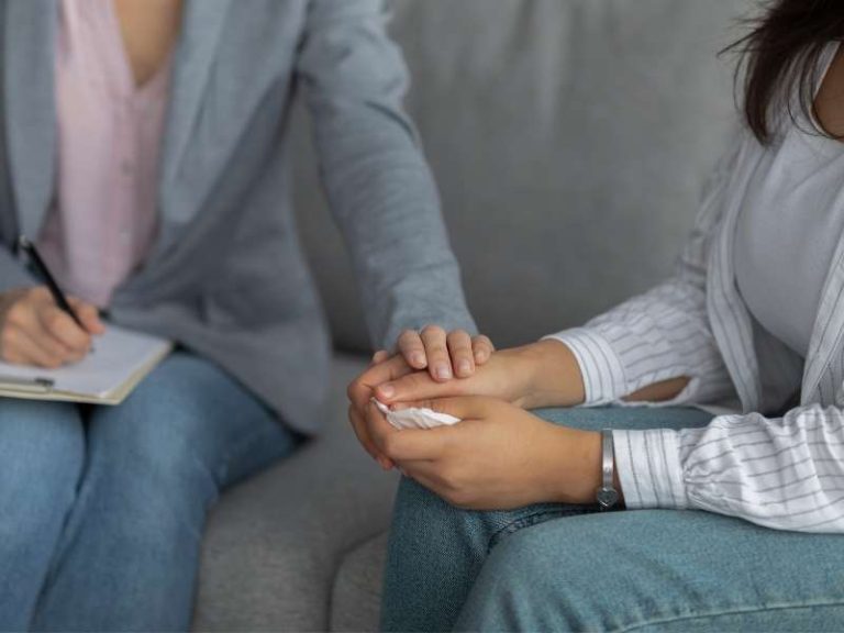 Psicologa com a mão no paciente.