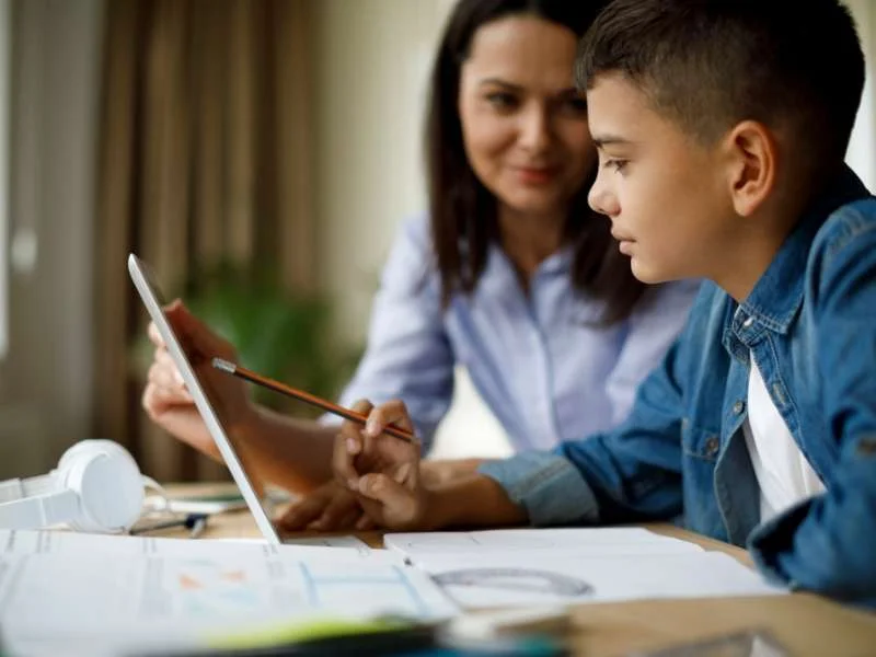 Mãe e filho com bom relacionamento.