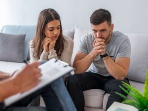 Casal fazendo terapia presencial.