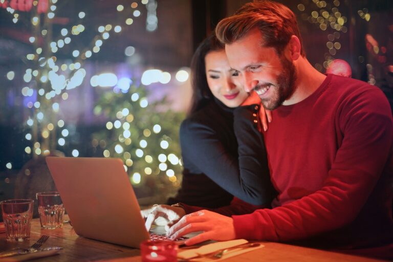 Casal fazendo terapia online