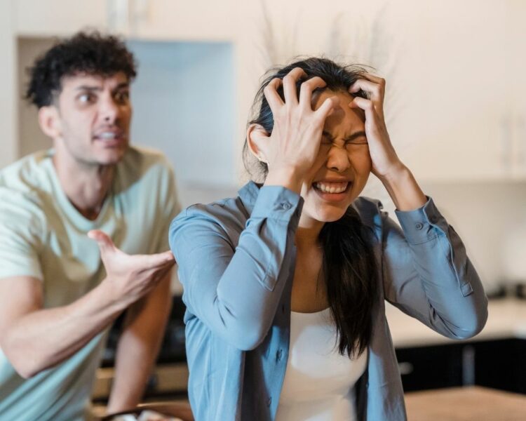 casal com raiva e descontrolado