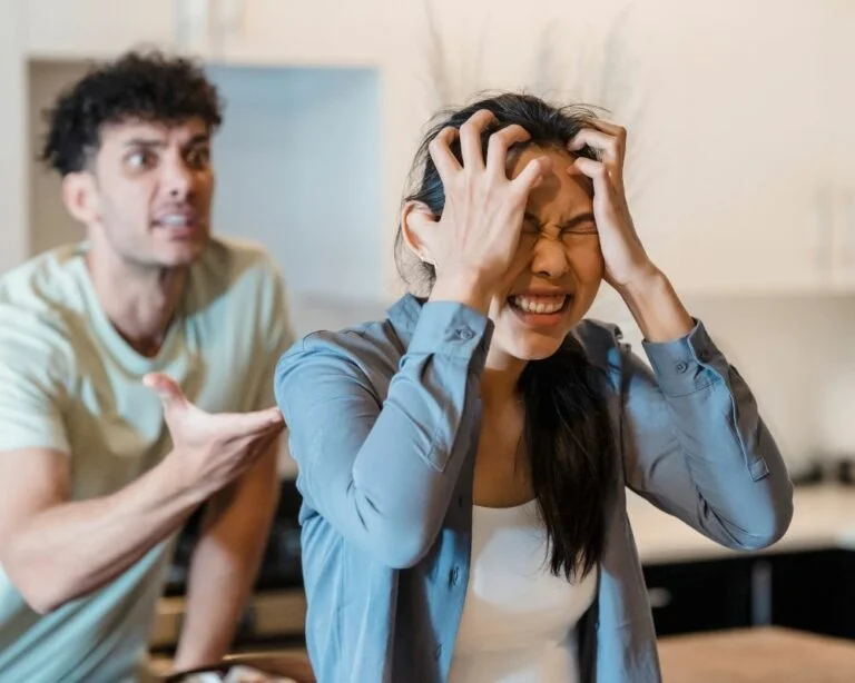casal com raiva e descontrolado