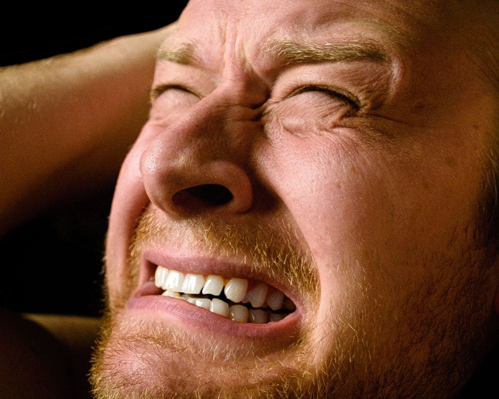 Homem sofrendo de angústia