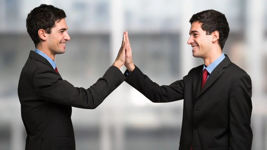 homem se reconhecendo e sorrindo