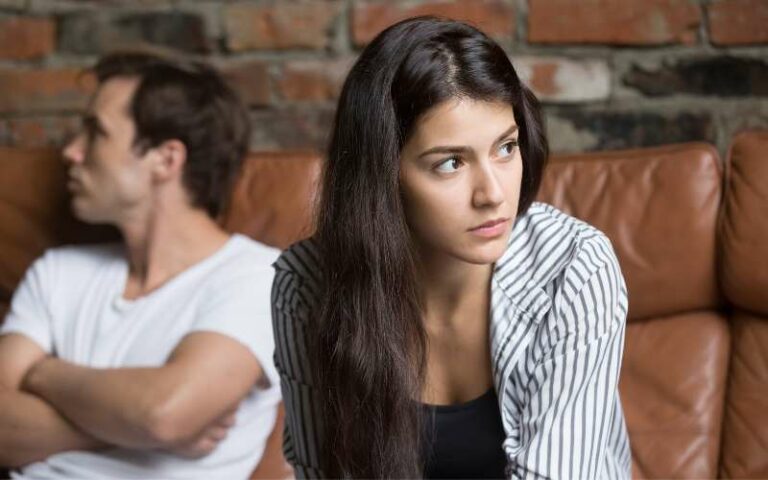 Casal pensando em estratégias para controlar a raiva