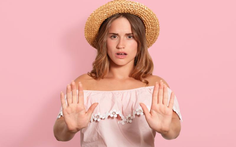 mulher dando um basca com as mãos