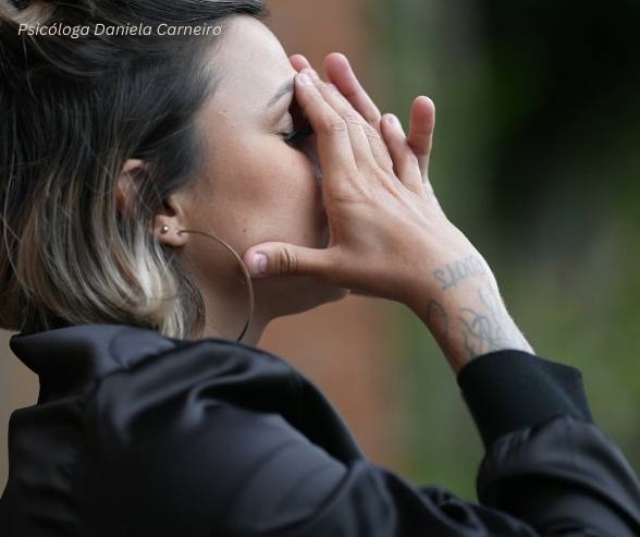mulher com a mão norosto, se sentindo culpada e envergonhada