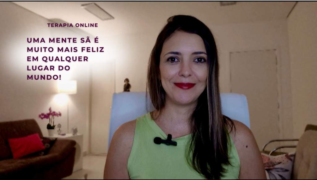 Psicóloga Daniela Carneiro fala no vídeo do youtube sobre terapia online