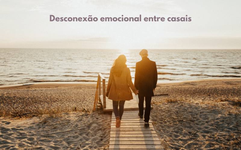 Casal caminhando de mãos dadas em direção ao mar ao pôr do sol, simbolizando uma relação onde a conexão emocional já não é tão forte.