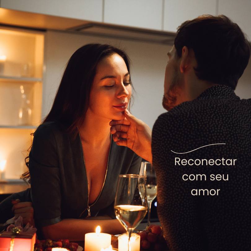 Casal jantando à luz de velas, trocando olhares afetuosos e demonstrando cumplicidade, representando a reconexão emocional no relacionamento.