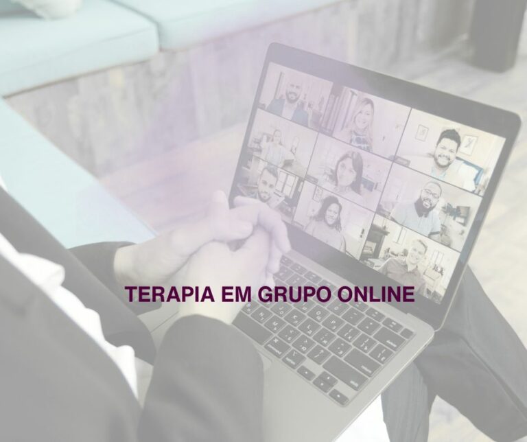 Grupo de pessoas em terapia de grupo online com psicólogo