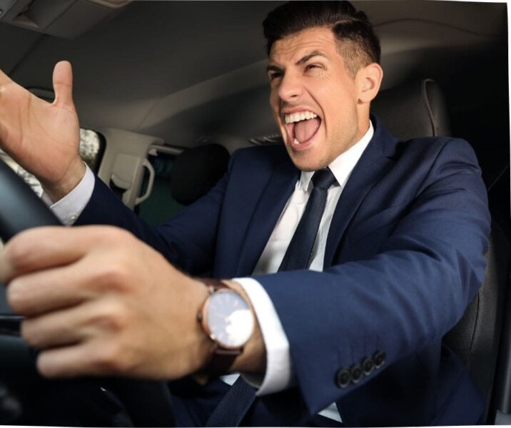 homem nervoso no trânsito