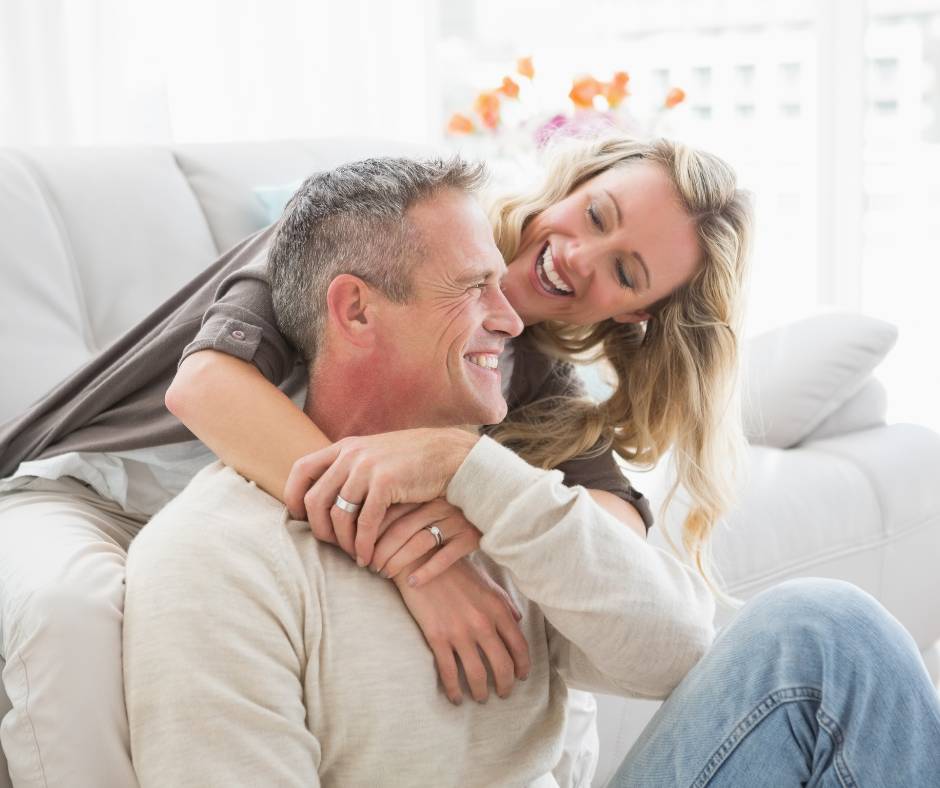 Casal feliz. mulher abraçando homem