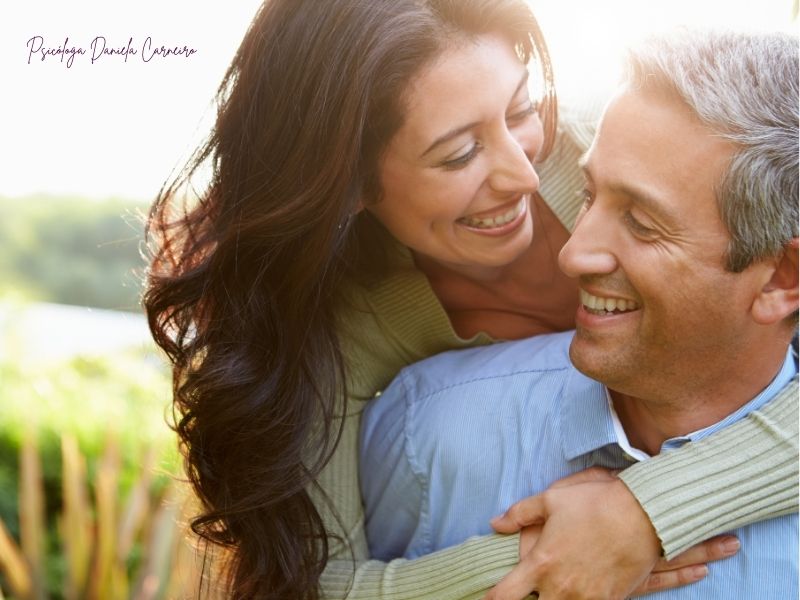 Casal se conectando por meio das 5 linguagens do amor e da escuta, em acompanhamento com a psicóloga Daniela Carneiro, especialista em terapia de casal