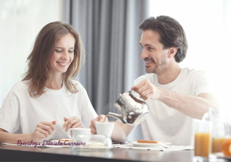 Casal conversando no café da manhã
