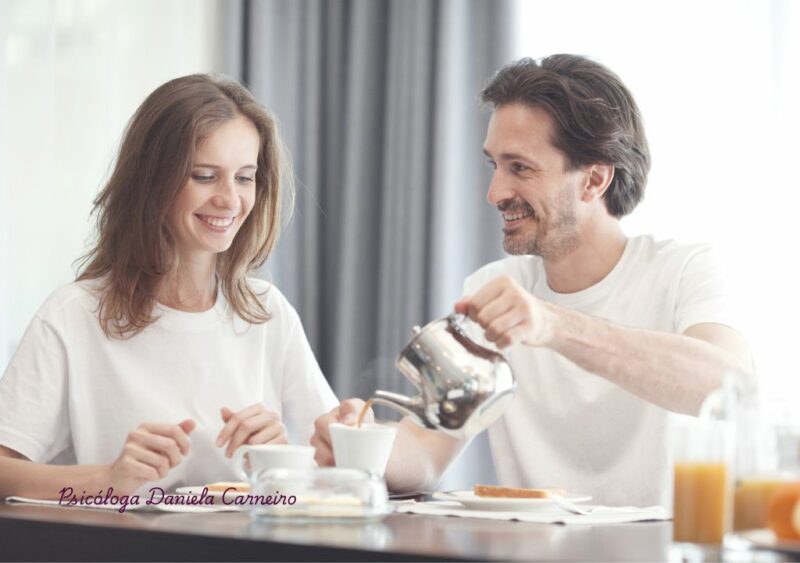 Casal conversando no café da manhã