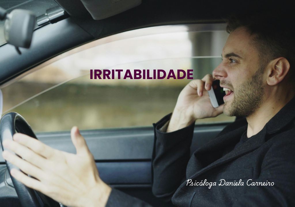 Homem irritado falando no telefone