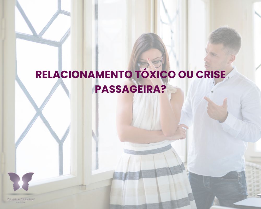 Casal em momento de afastamento emocional refletindo sobre relacionamento tóxico ou crise passageira.