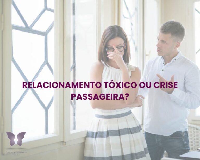 Casal em momento de afastamento emocional refletindo sobre relacionamento tóxico ou crise passageira.